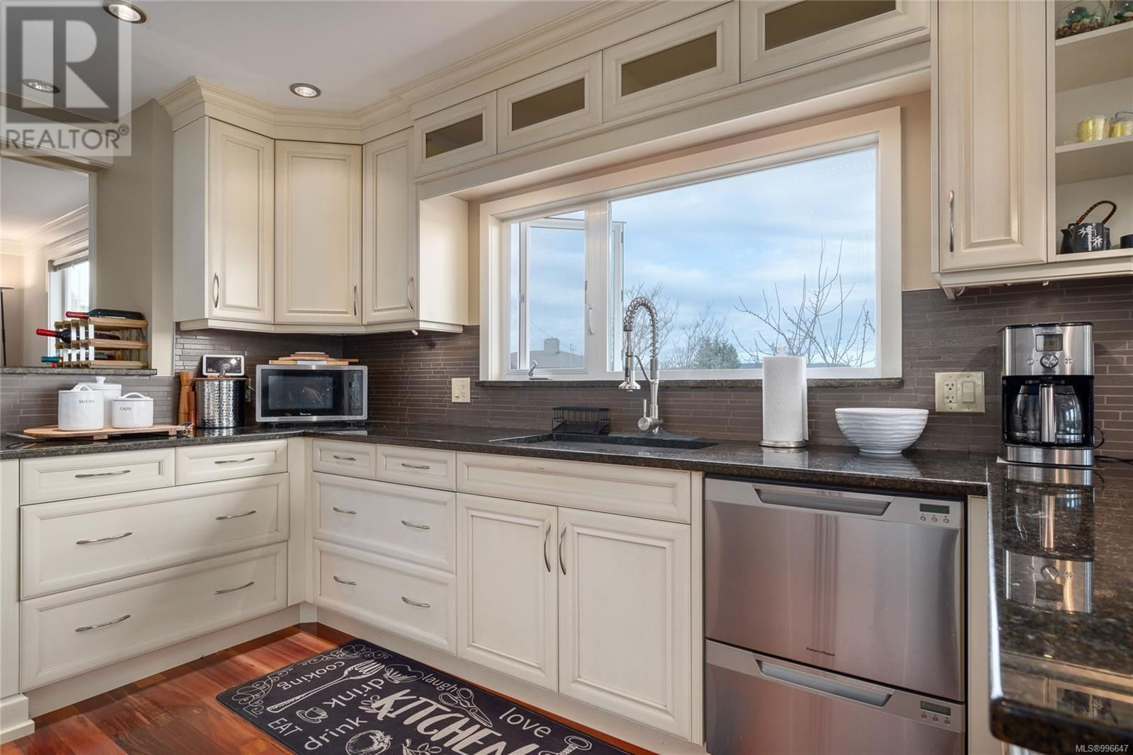 521 LARCH STREET Image 16