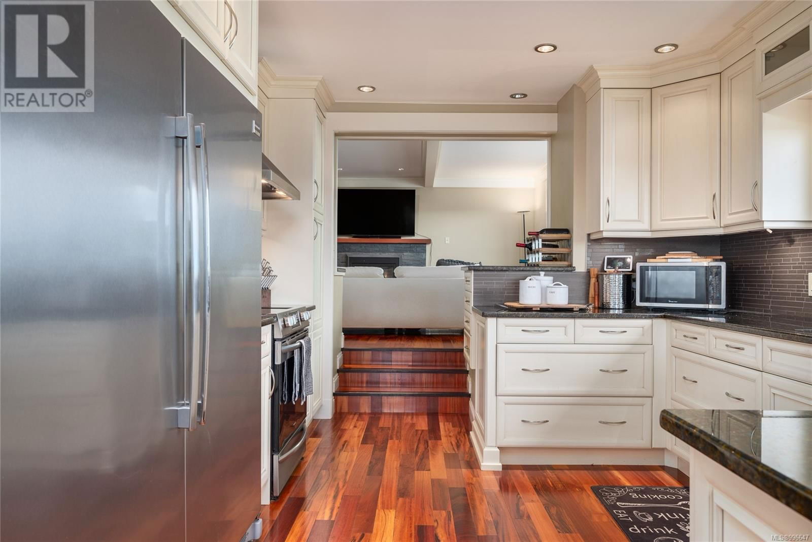521 LARCH STREET Image 17