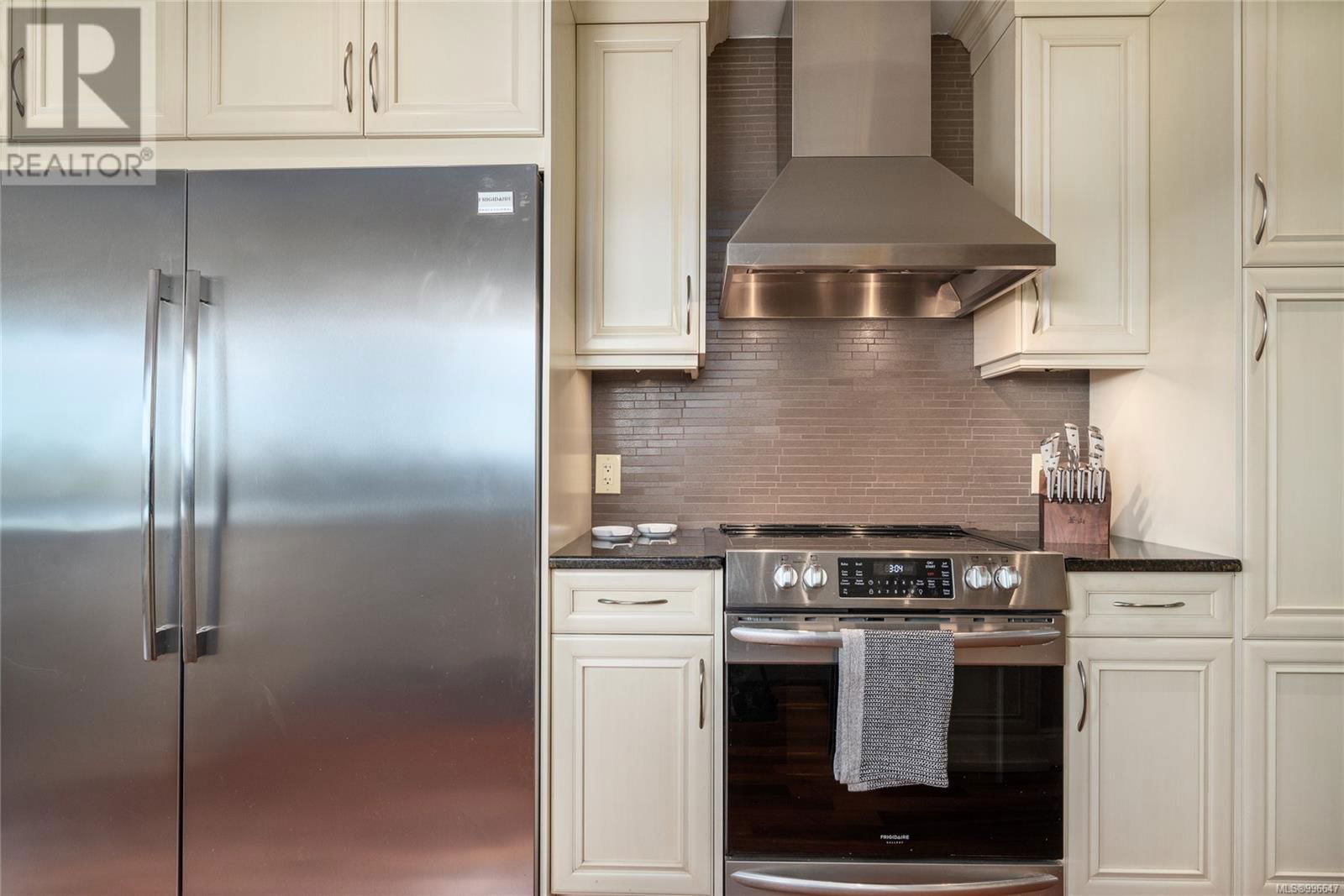 521 LARCH STREET Image 18