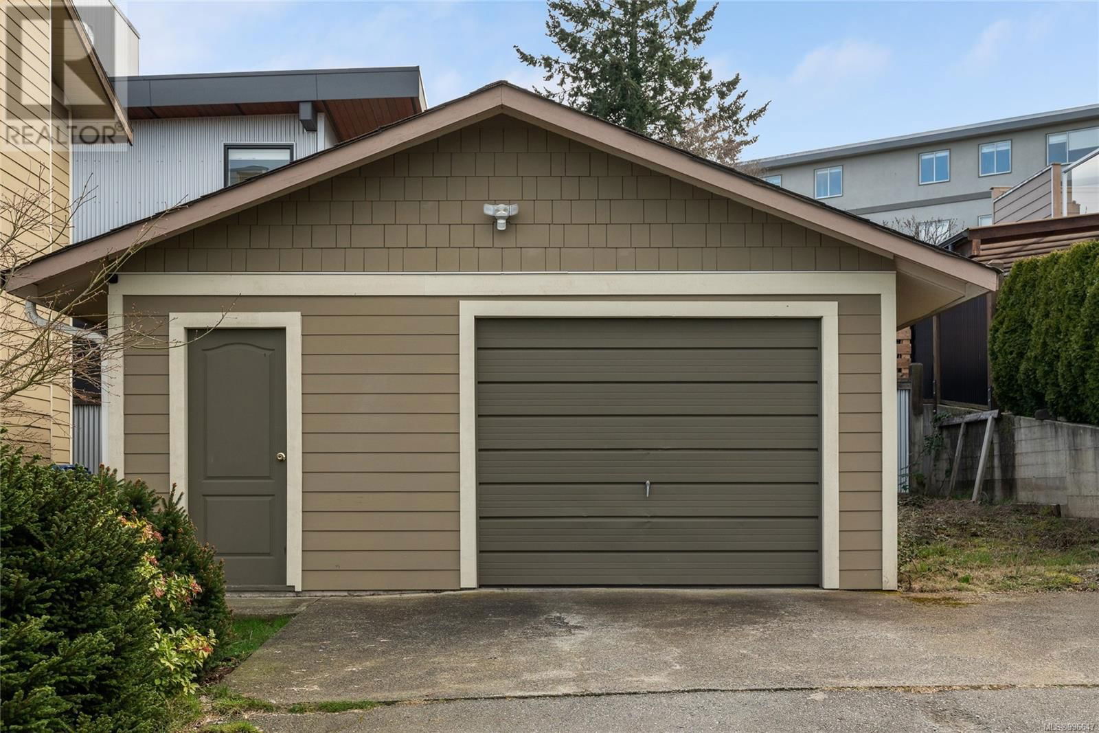 521 LARCH STREET Image 44