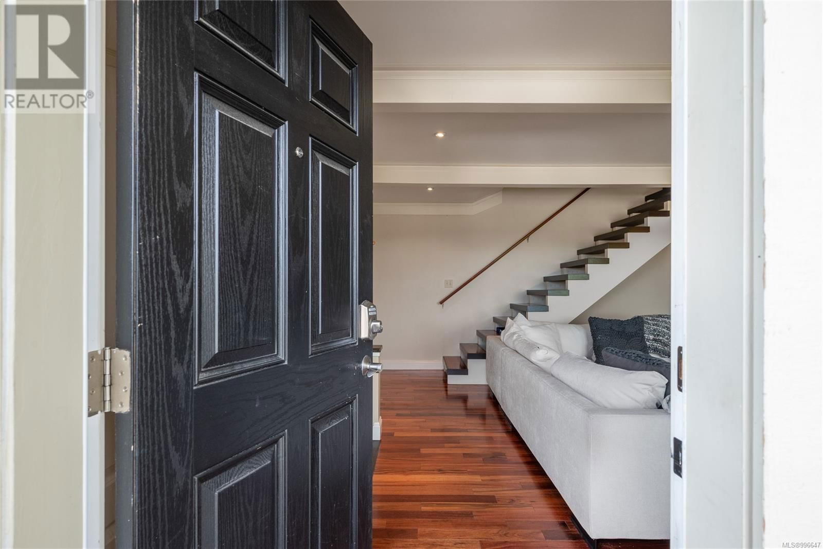 521 LARCH STREET Image 9