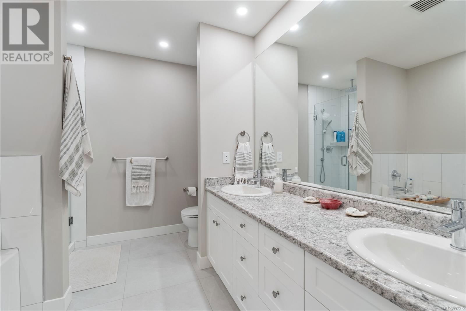 250 GOLDEN OAKS CRESCENT Image 18