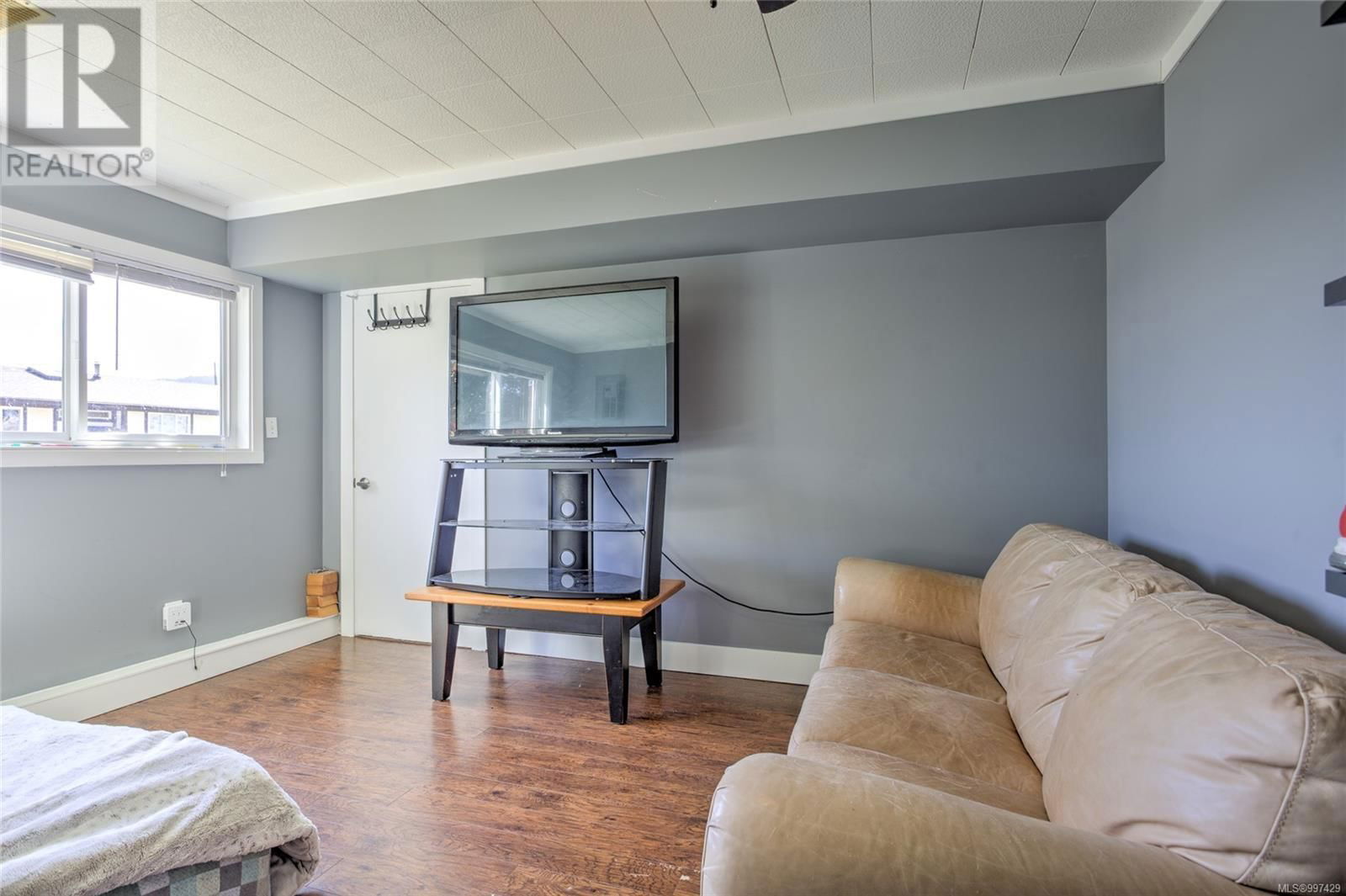 8054 BERTHA STREET Image 32