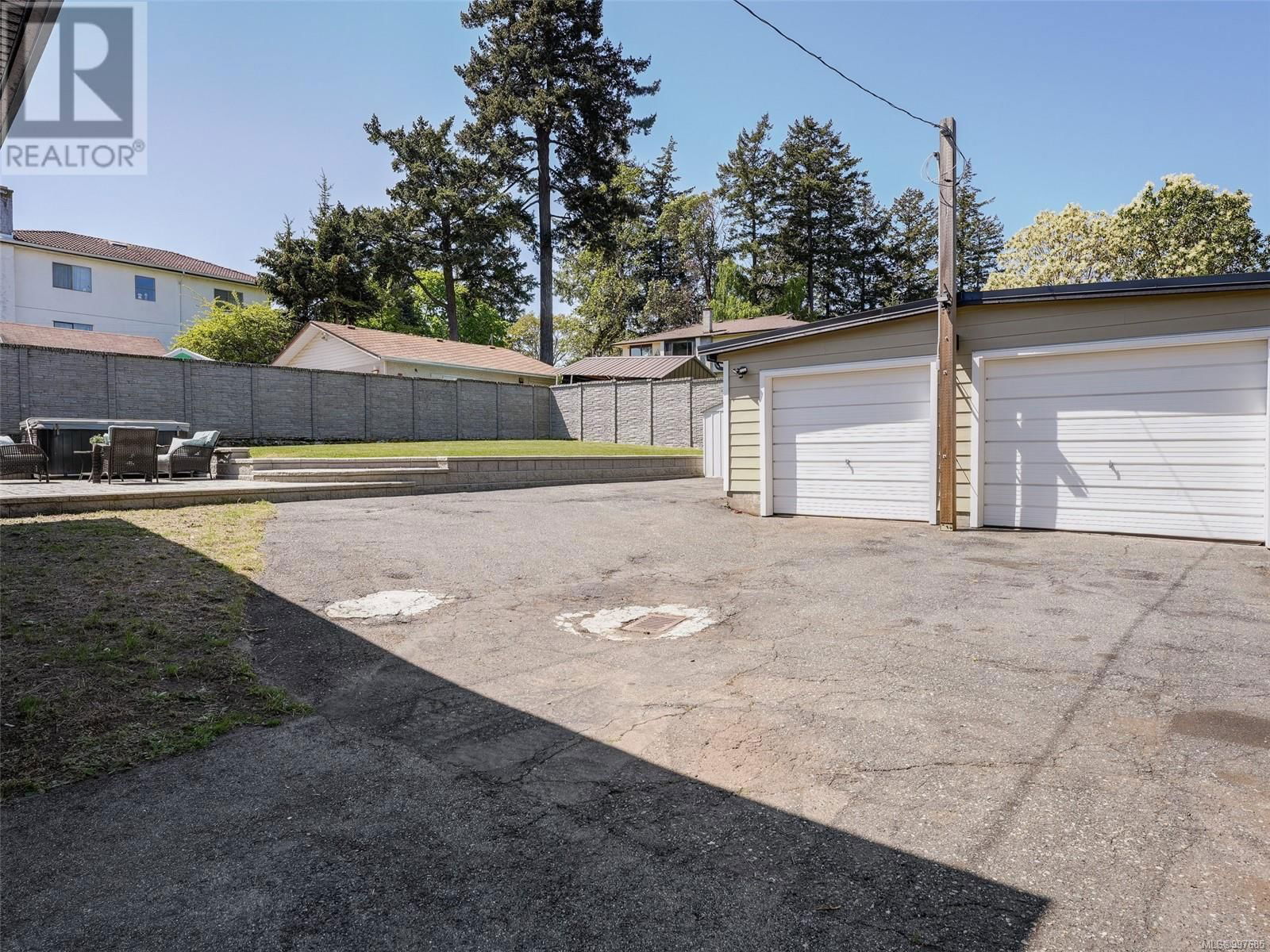 896 DELLWOOD ROAD Image 29