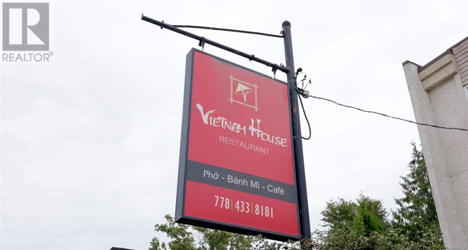 3189 QUADRA STREET Image 1