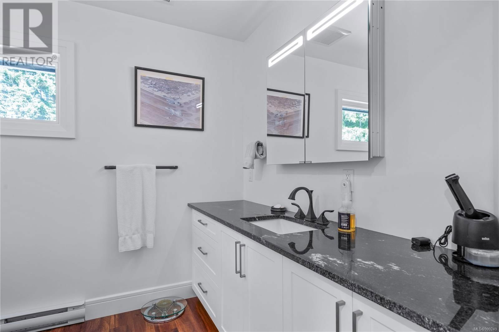 851 SAYWARD ROAD Image 32