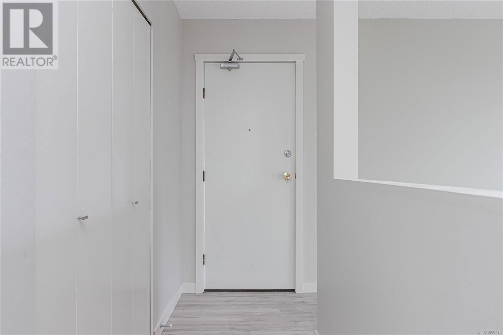210 BAYVIEW AVENUE Image 11