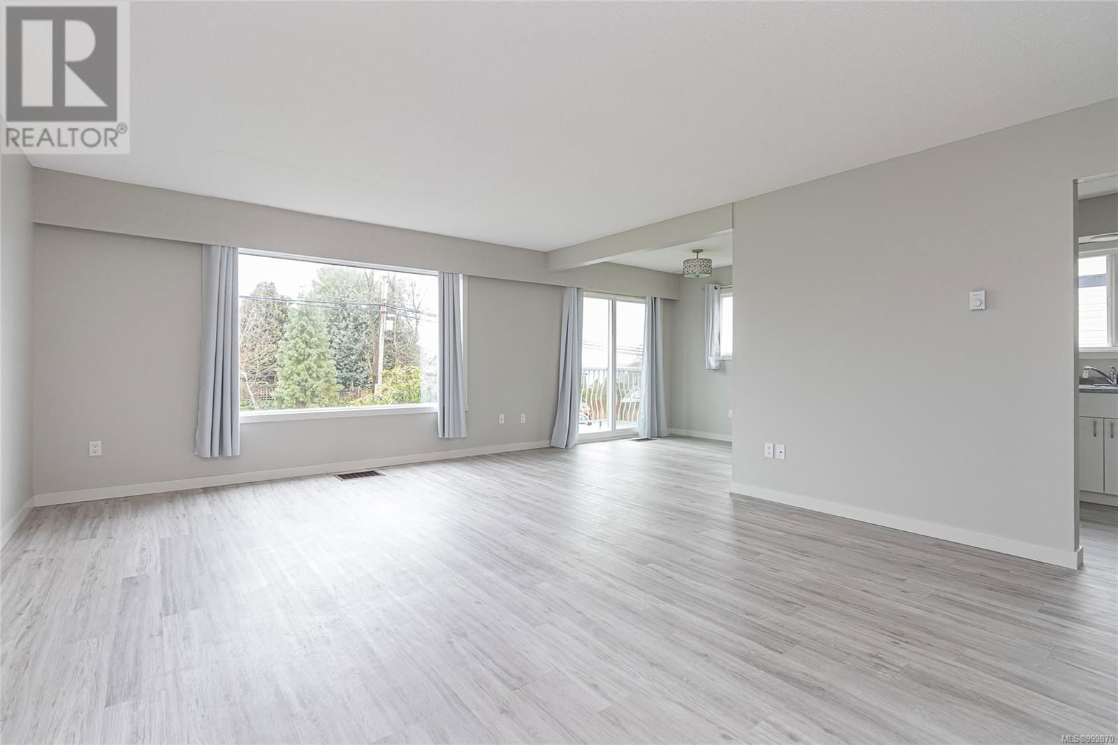 210 BAYVIEW AVENUE Image 12