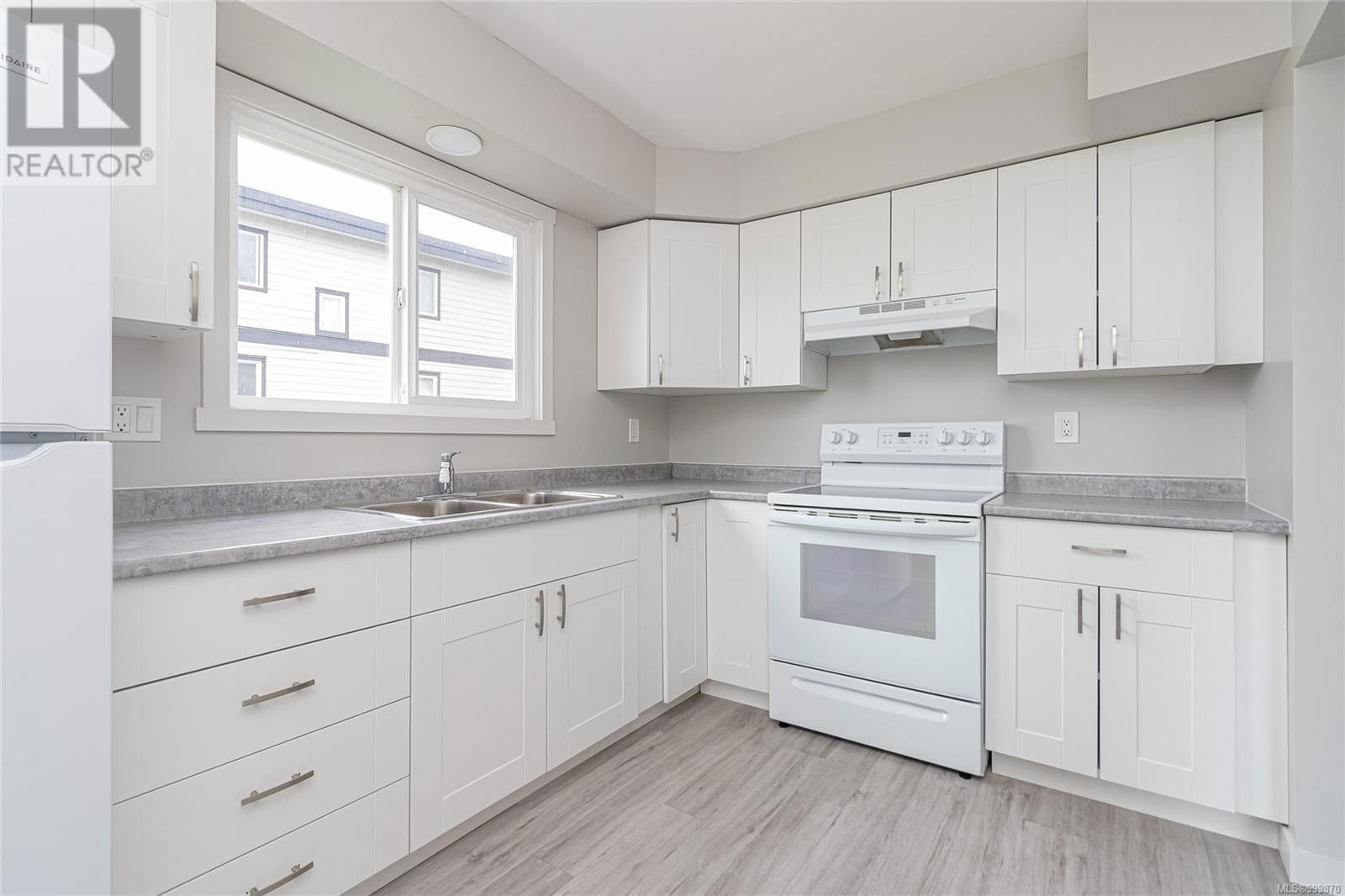 210 BAYVIEW AVENUE Image 17