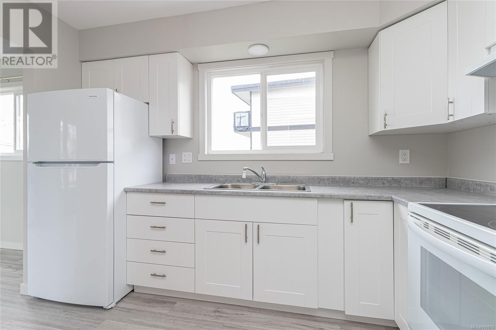 210 BAYVIEW AVENUE Image 18