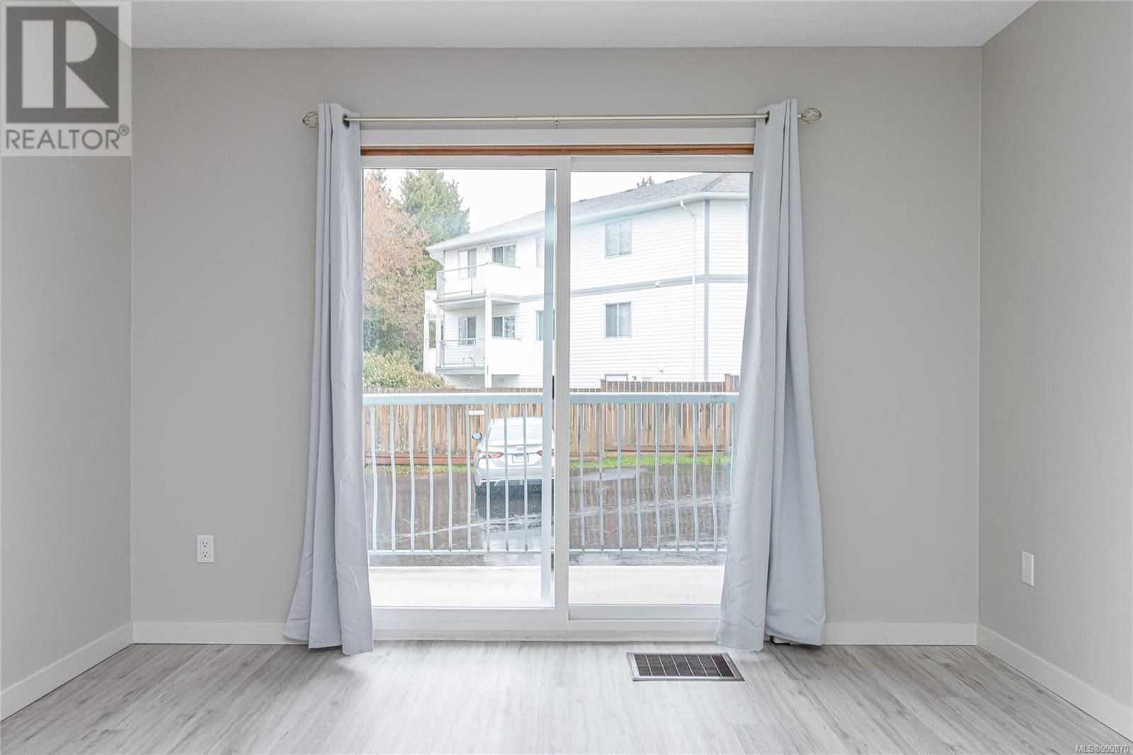 210 BAYVIEW AVENUE Image 21