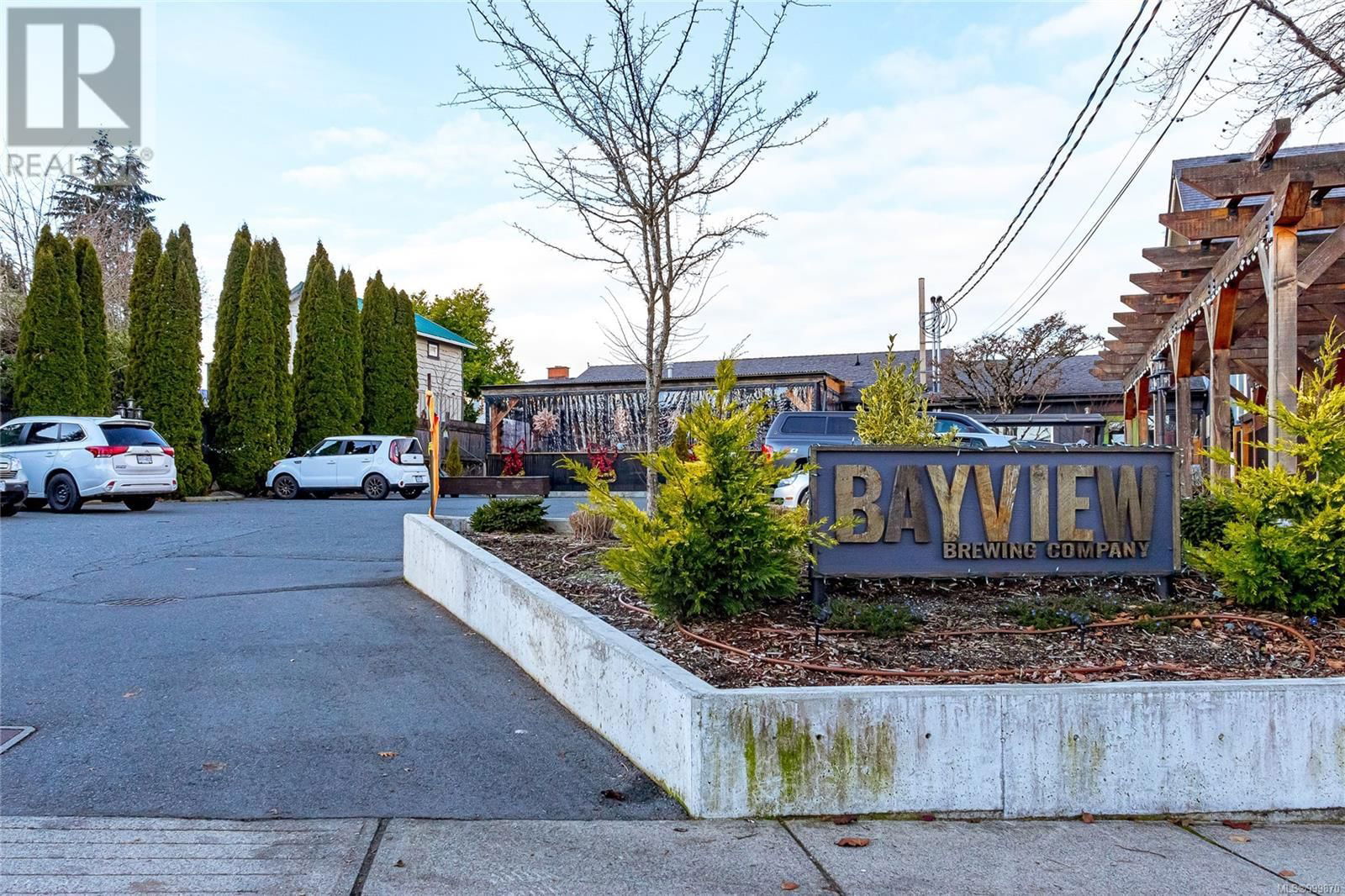 210 BAYVIEW AVENUE Image 4