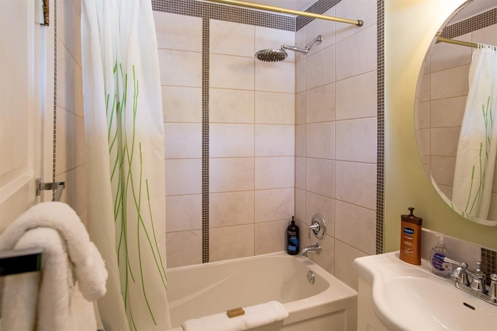 Image #1 of Business for Sale at 320 Railway Avenue E, Drumheller, Alberta