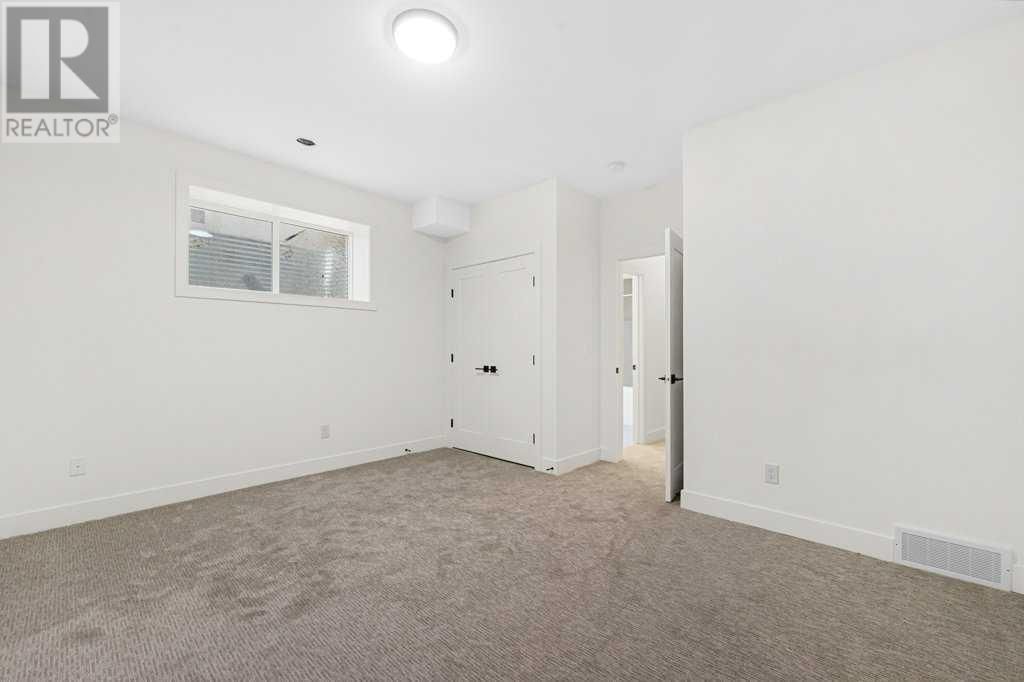 1410 43 Street SW Image 32