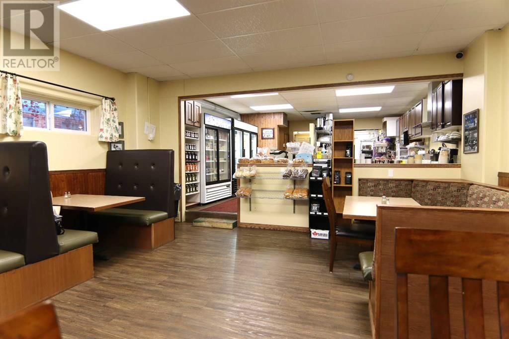 5026 51 AVENUE Image 4