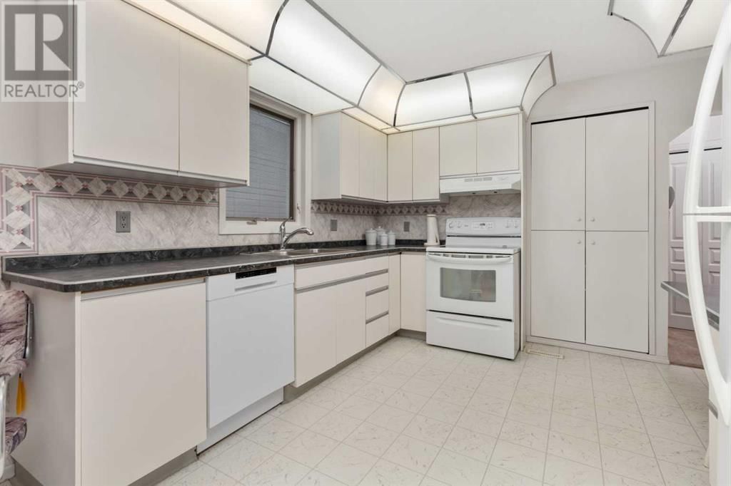 4961 49 STREET Image 2
