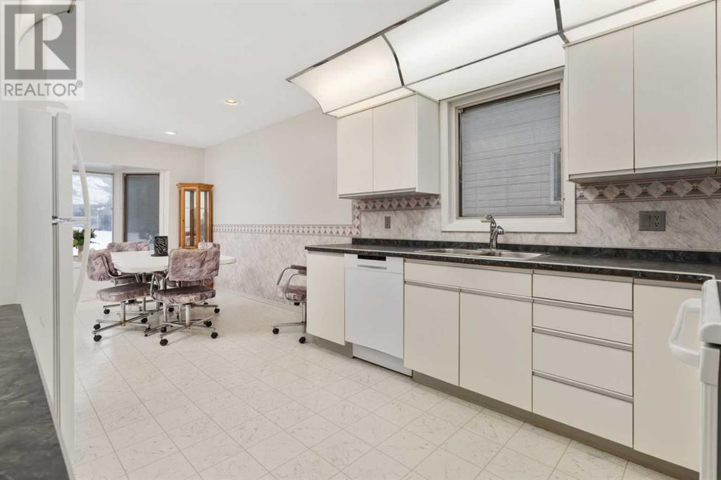 4961 49 STREET Image 3