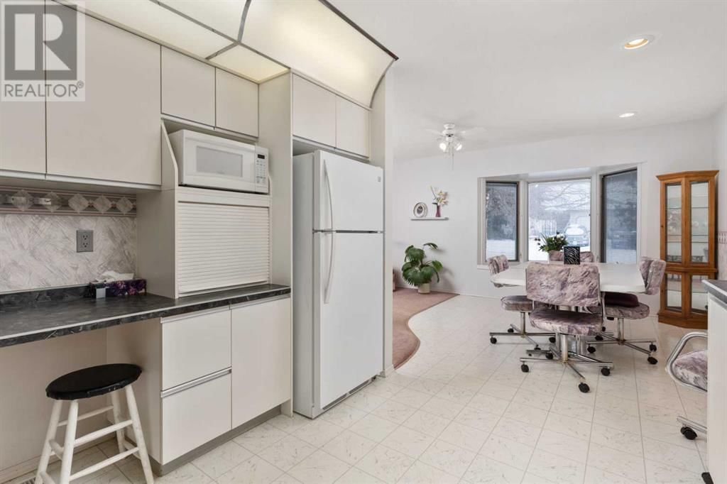 4961 49 STREET Image 4