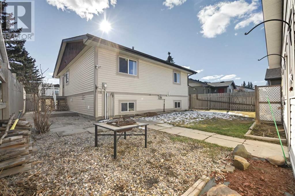 1852 Meadowbrook Drive Se Airdrie, Alberta