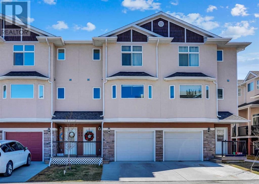 126 STRATHCONA CIRCLE Image 1