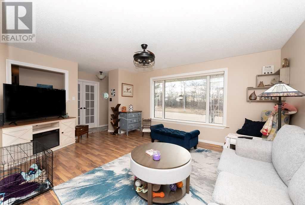 5318 43 AVENUE Image 3