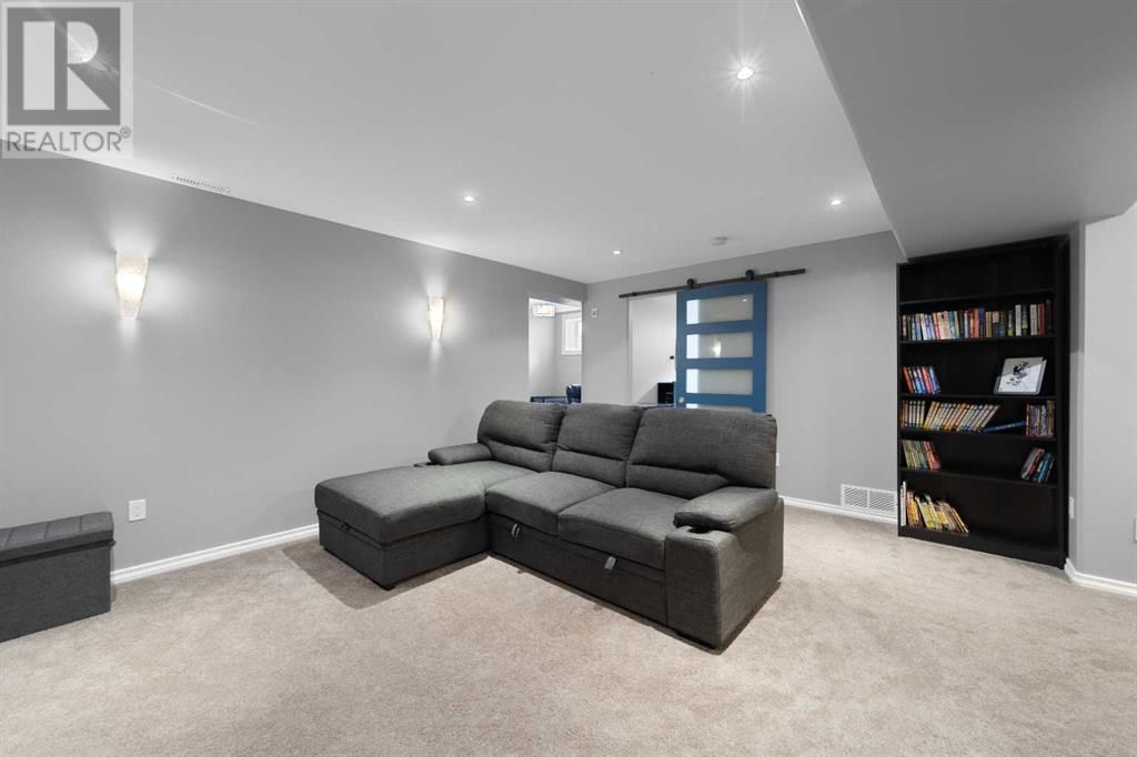 2145 25 AVENUE Image 22