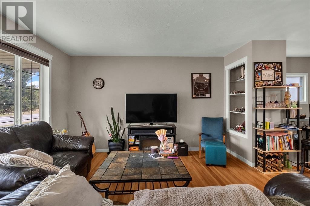 284 ACADIA DRIVE SOUTHEAST Image 1