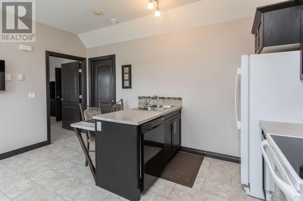 10 IRON WOLF CLOSE Image 24