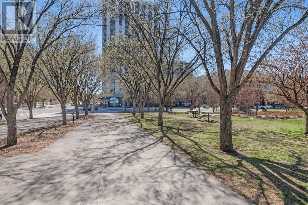 990 CENTRE AVENUE NORTHEAST Image 37