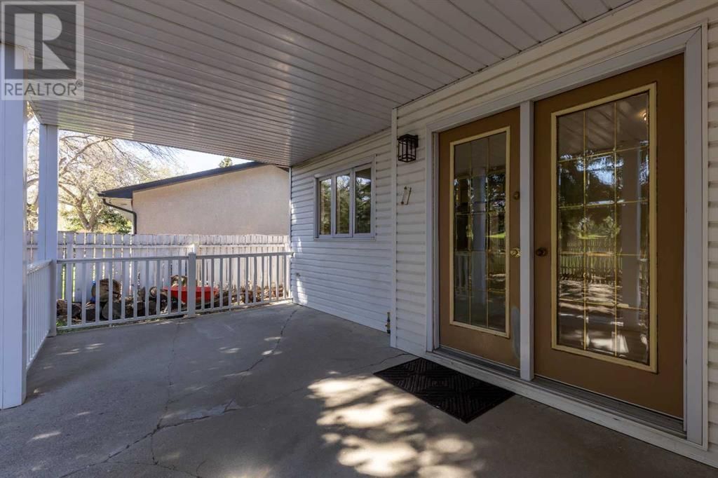 18 Queens Road West Lethbridge, Alberta