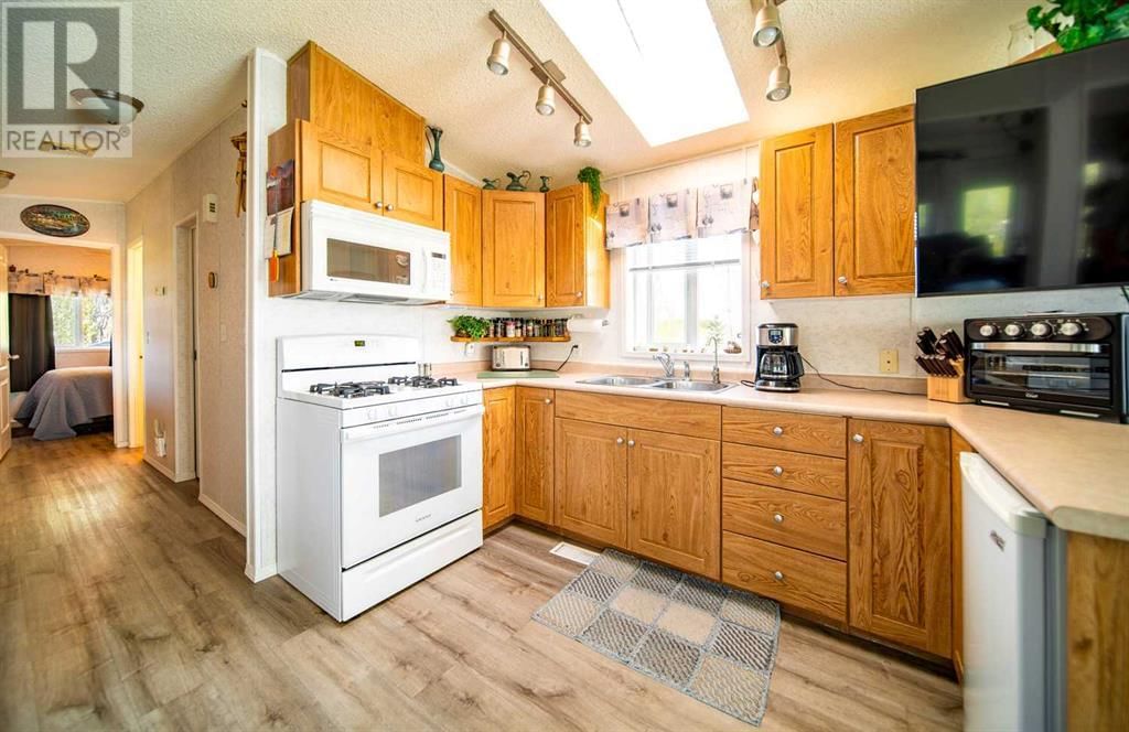 45 SHORNCLIFFE LAKE ESTATES Image 3