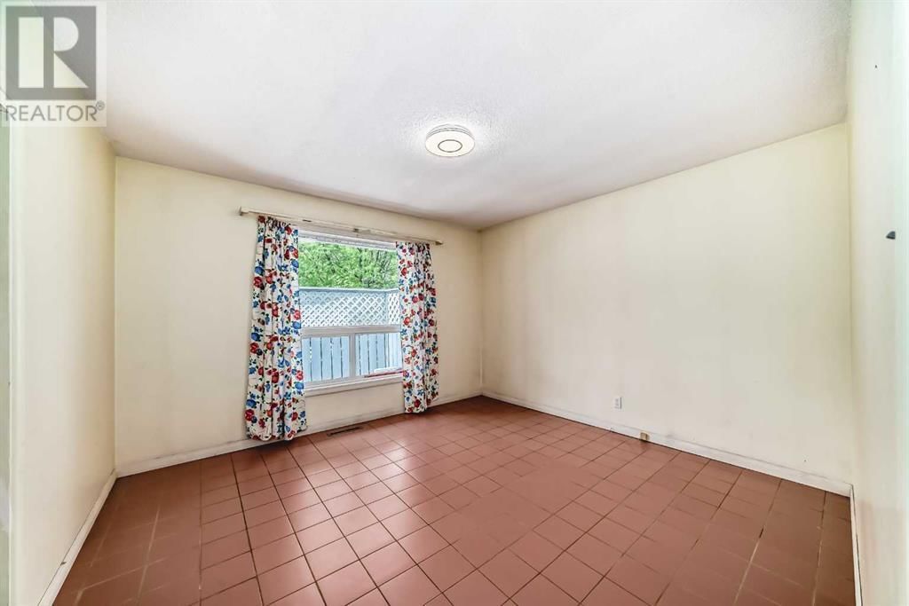 8016 33 AVENUE NORTHWEST Image 13