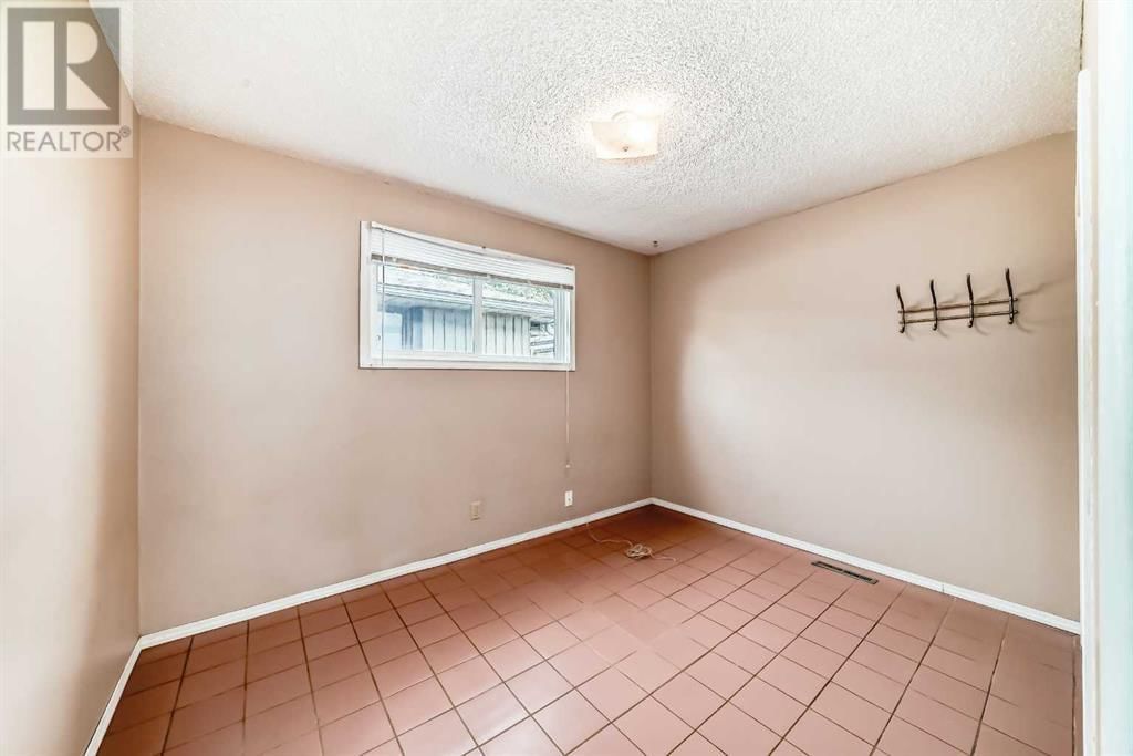 8016 33 AVENUE NORTHWEST Image 16