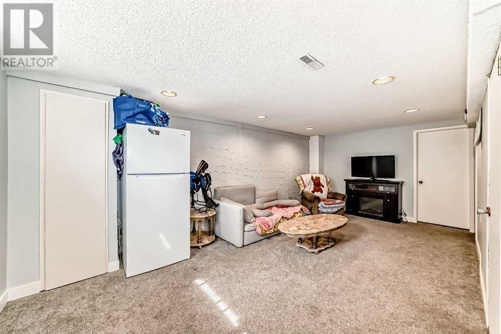 8016 33 AVENUE NORTHWEST Image 30