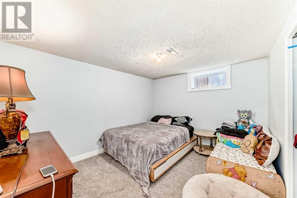 8016 33 AVENUE NORTHWEST Image 32