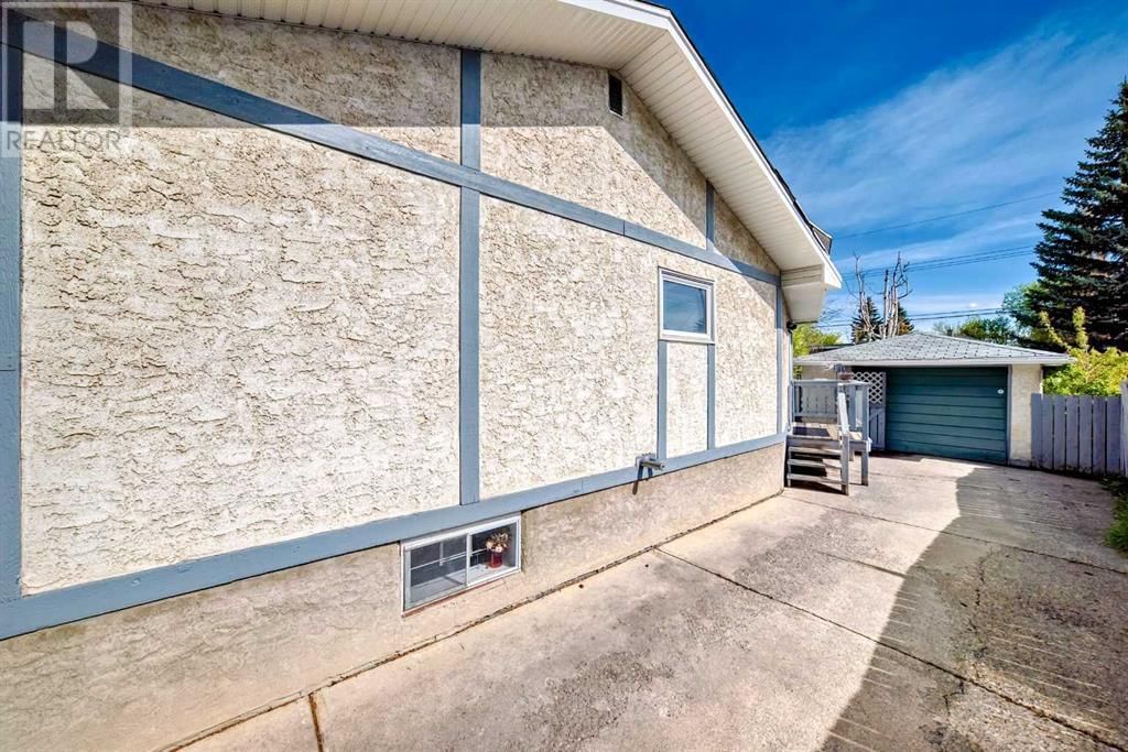 8016 33 AVENUE NORTHWEST Image 38