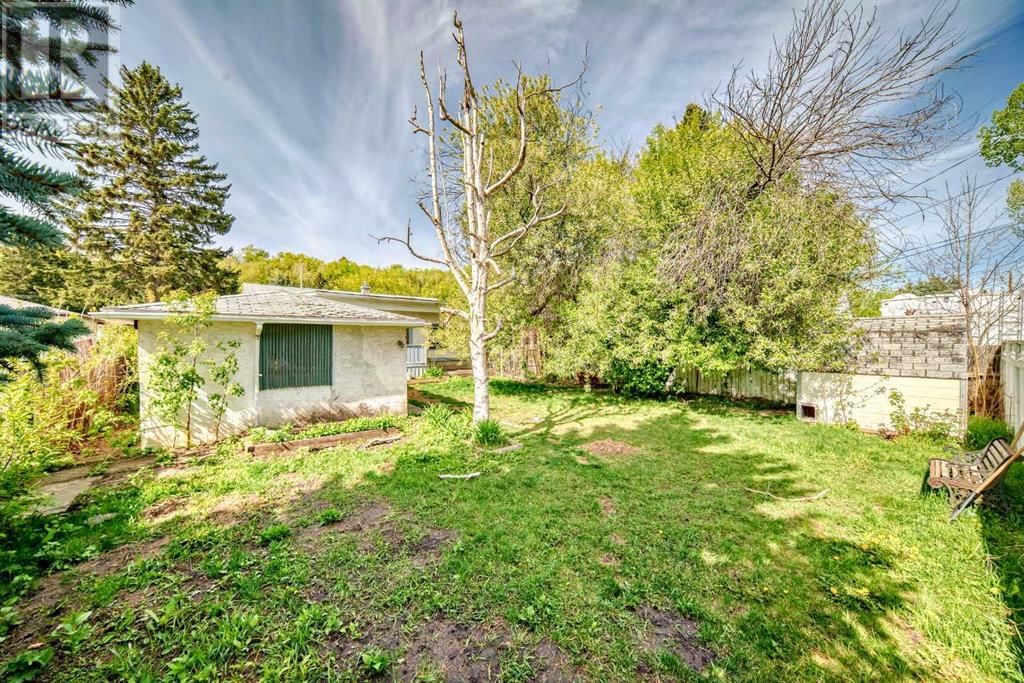 8016 33 AVENUE NORTHWEST Image 40