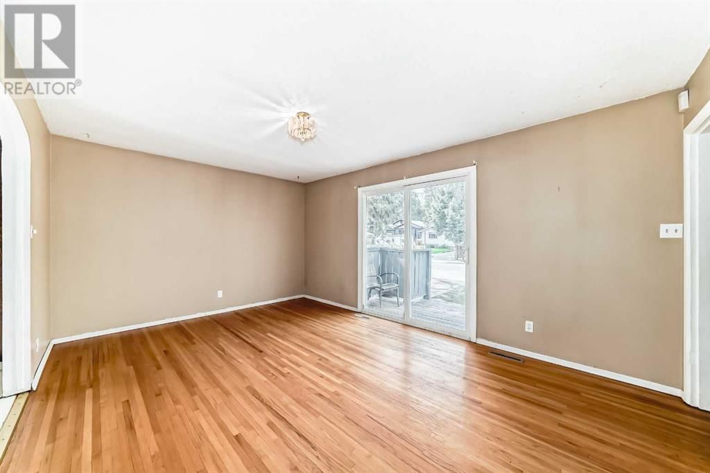 8016 33 AVENUE NORTHWEST Image 8