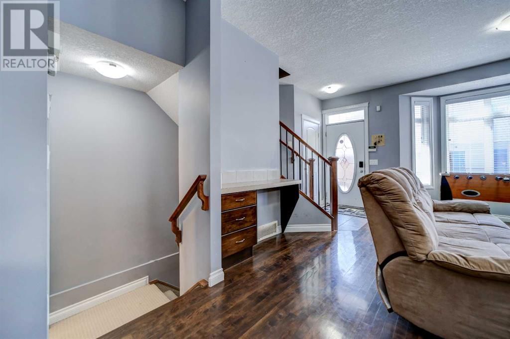 221 17 AVENUE NORTHEAST Image 16