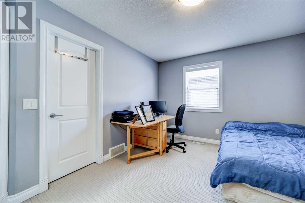 221 17 AVENUE NORTHEAST Image 35
