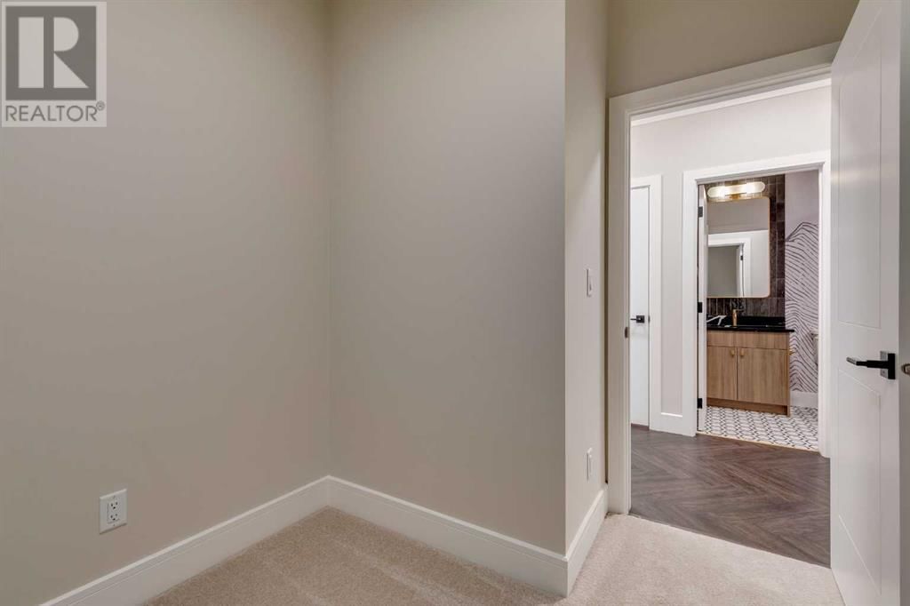330 DIEPPE DRIVE SOUTHWEST Image 2