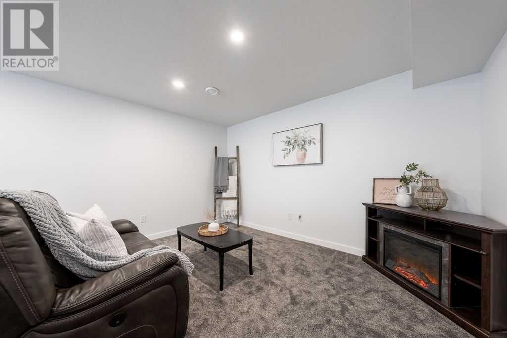 7 SUNDOWN CRESCENT Image 36