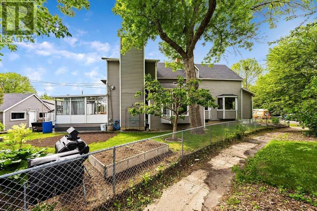 439 15 AVENUE NORTHEAST Image 40