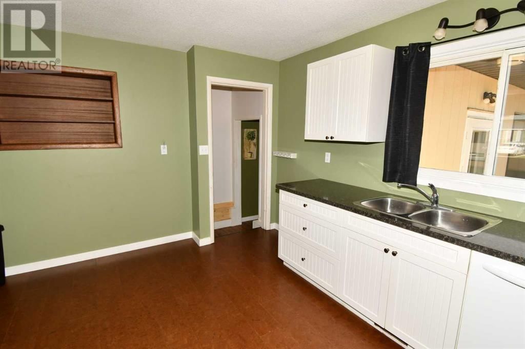 209 3 AVENUE WEST Image 12