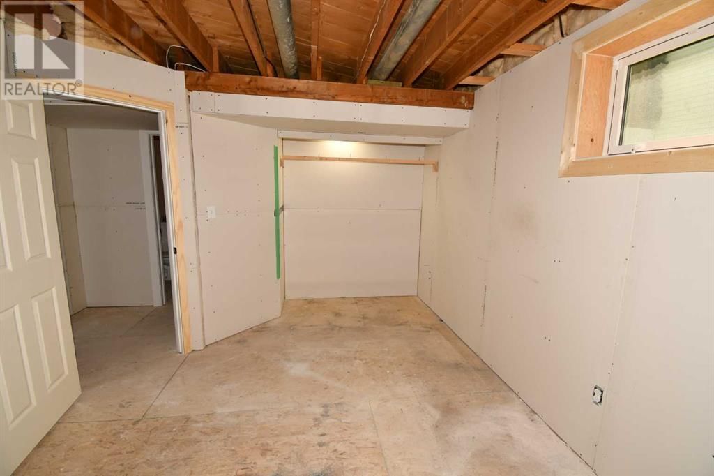 209 3 AVENUE WEST Image 30
