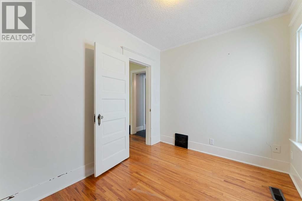 2612 26A STREET SOUTHWEST Image 10