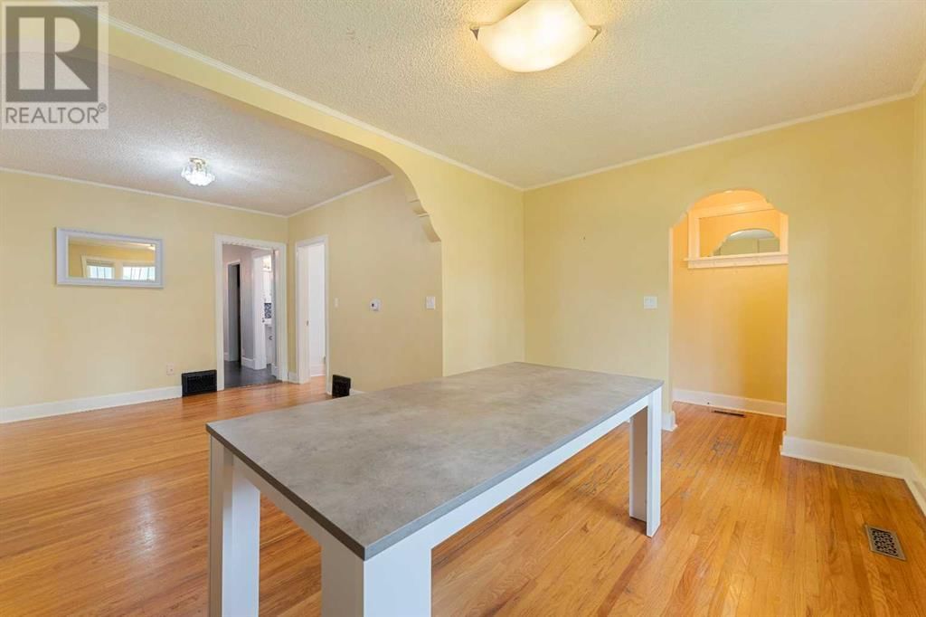 2612 26A STREET SOUTHWEST Image 6