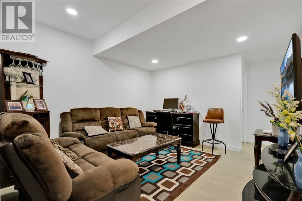 203 LUCAS CLOSE NORTHWEST Image 34