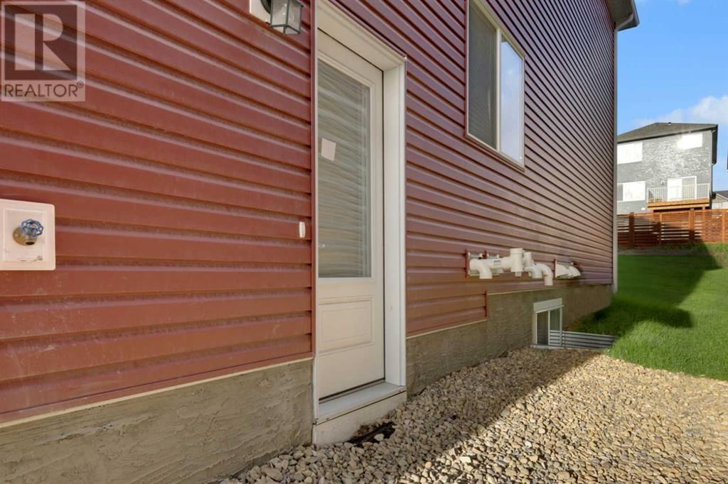 203 LUCAS CLOSE NORTHWEST Image 38