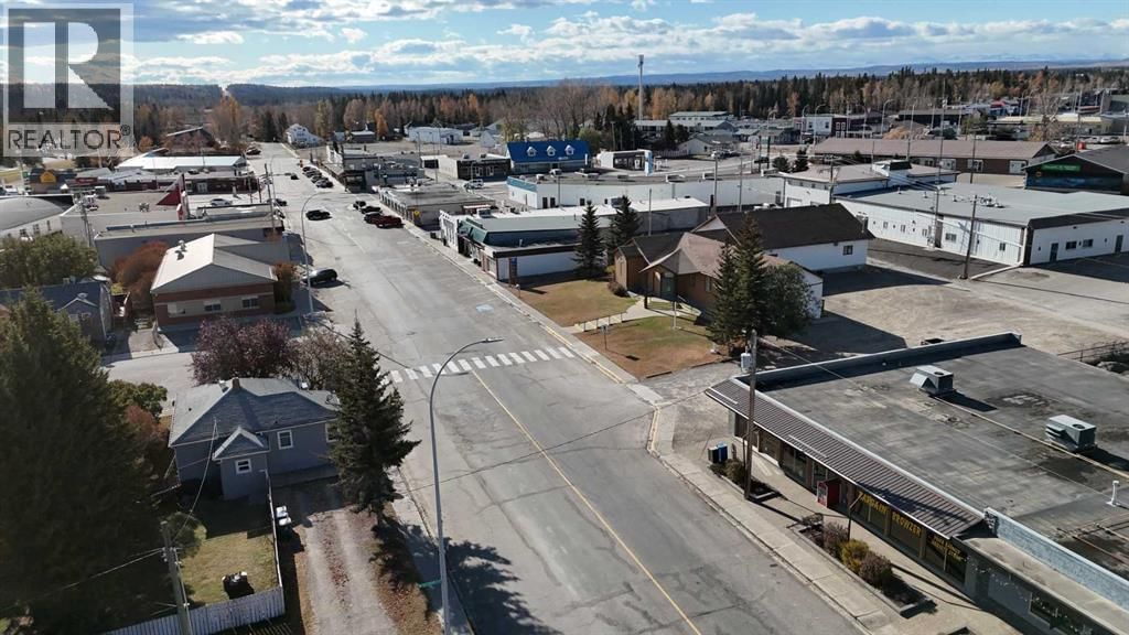 204 CENTRE STREET NORTH Image 9